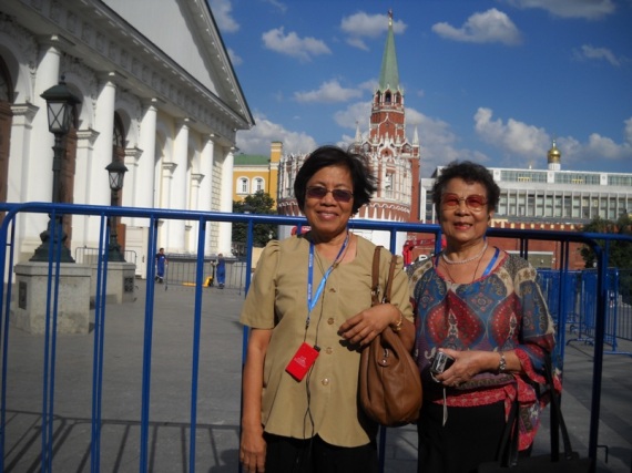 Susie Carpena and Lina Briones at the Kremlin (Moscow)